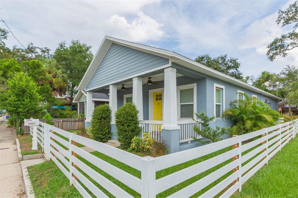 2901 N Boulevard Tampa, FL 33602 - Photo 2 of 63 a front view of house with yard and green space