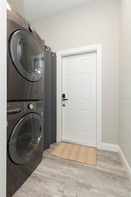 2901 N Boulevard Tampa, FL 33602 - Photo 21 of 63 a bathroom with a sink and a mirror