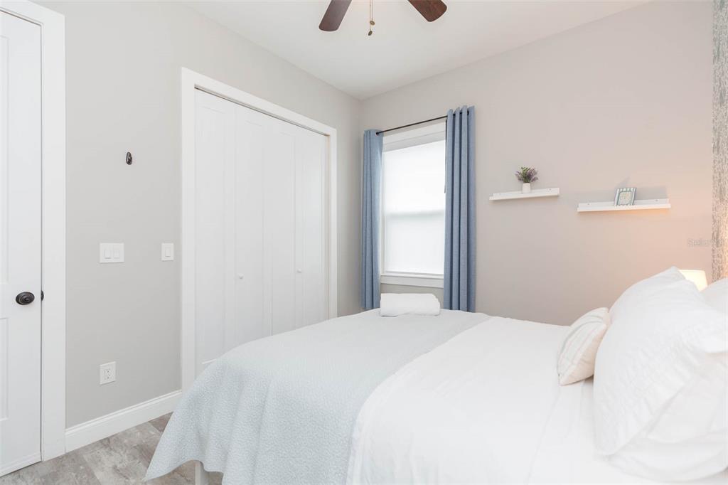 2901 N Boulevard Tampa, FL 33602 - Photo 28 of 63 a bedroom with a bed and a chandelier