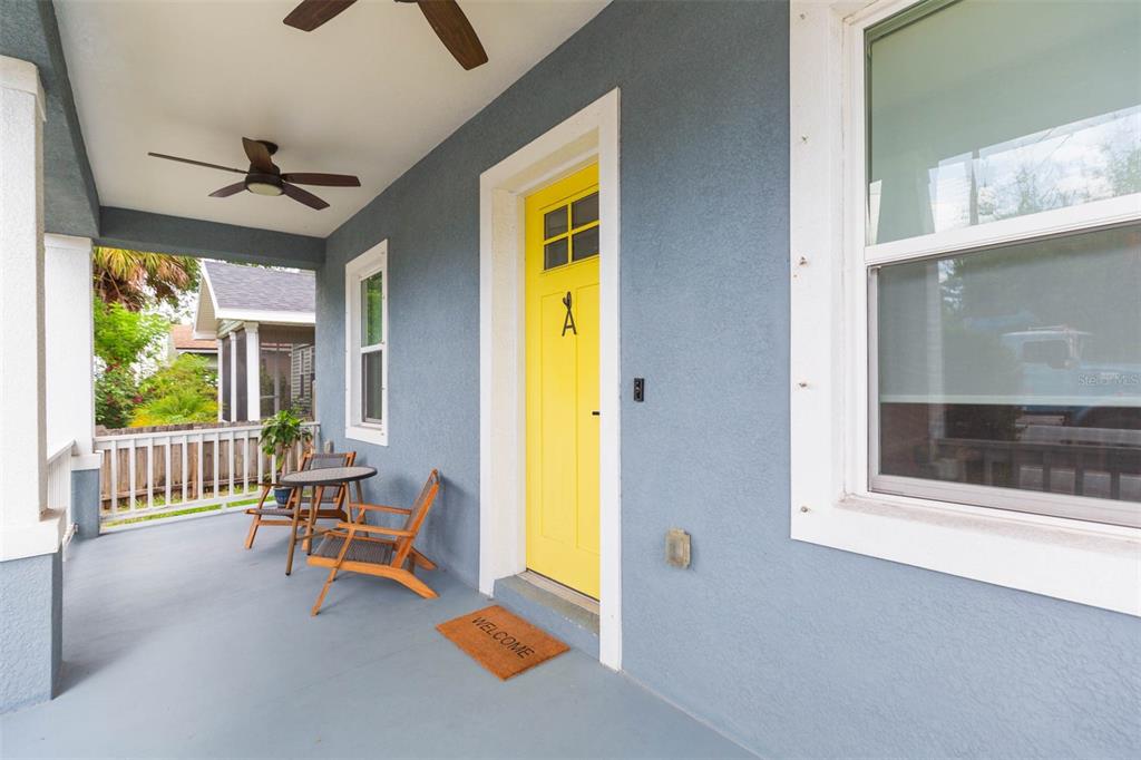 2901 N Boulevard Tampa, FL 33602 - Photo 3 of 63 a living room with furniture and a window