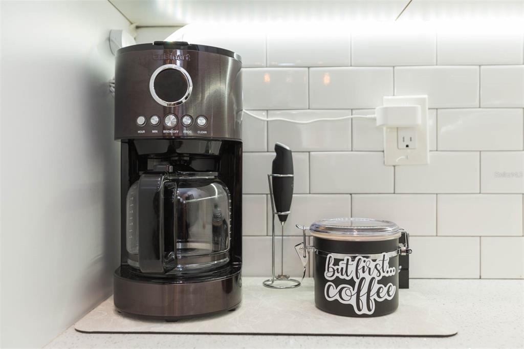 2901 N Boulevard Tampa, FL 33602 - Photo 45 of 63 a kitchen with a stove and a microwave