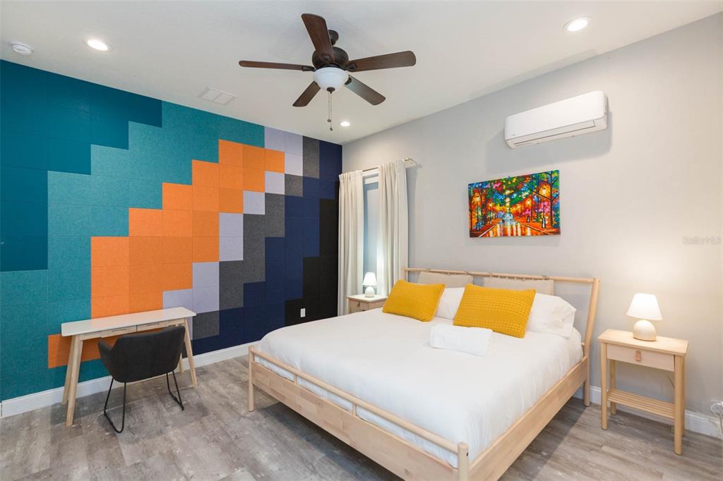 2901 N Boulevard Tampa, FL 33602 - Photo 57 of 63 a bedroom with a bed and a chandelier