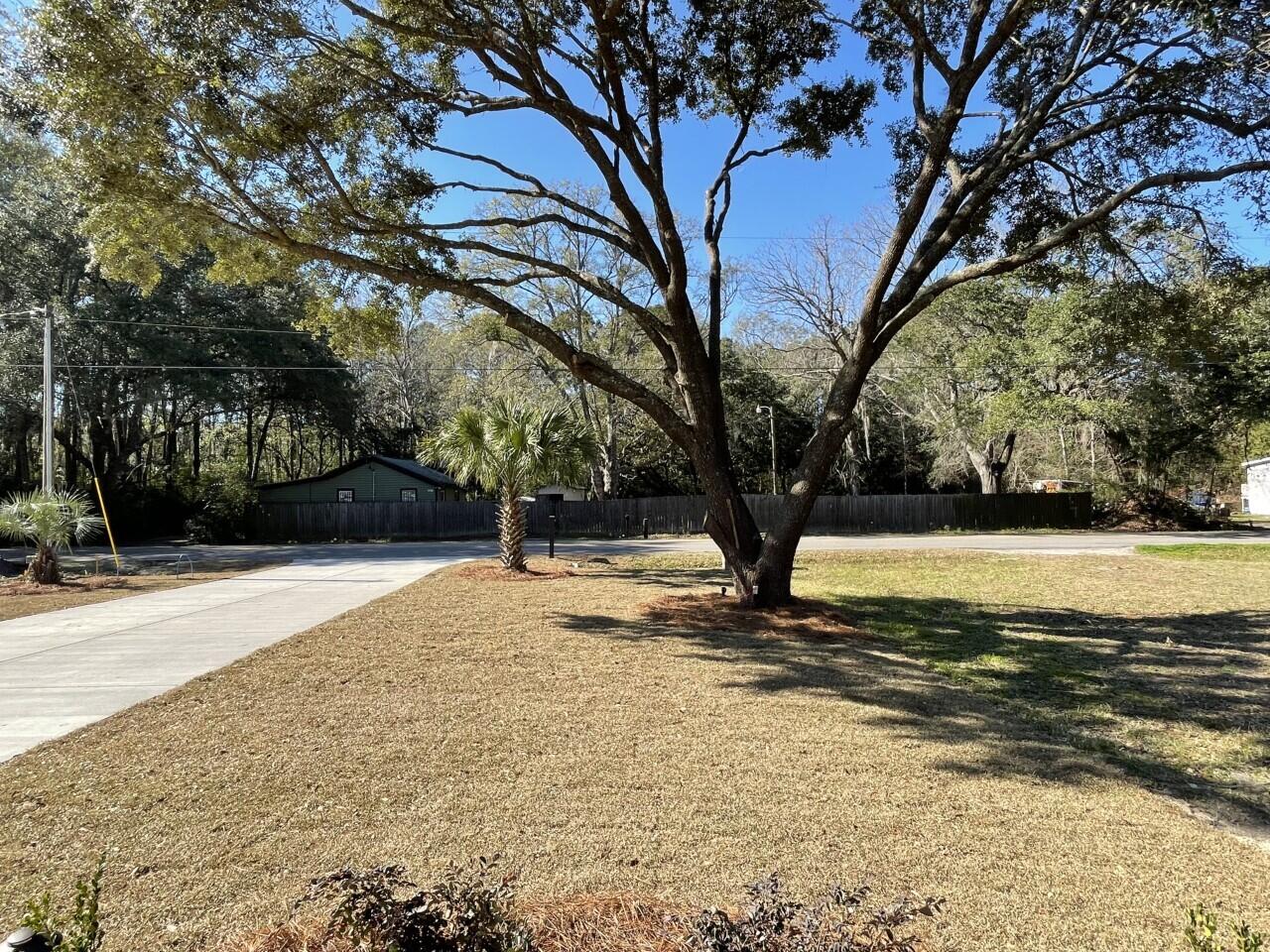 550 Fleming Road Charleston, SC 29412 - Photo 3 of 20 Front Yard