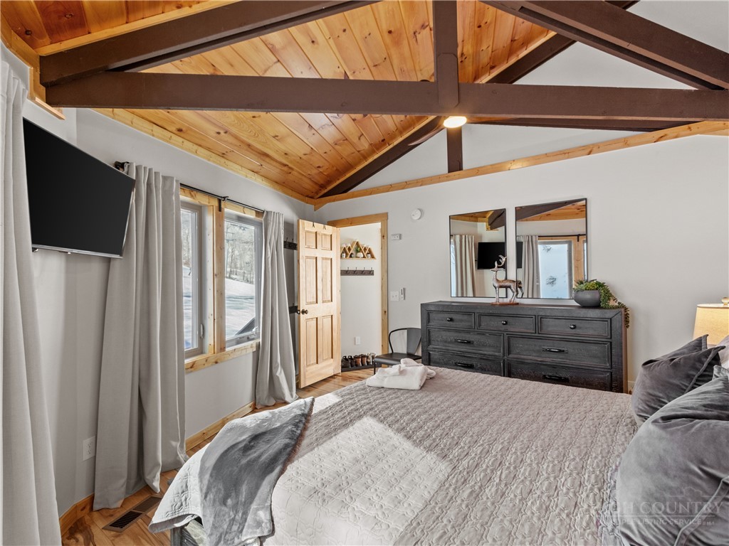 630 Briarcliff Road Sugar Mountain, NC 28604 - Photo 25 of 28 a bed room with a bed and a television