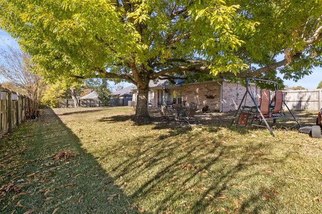a view of yard with tree