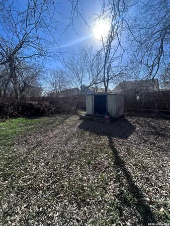 a view of a backyard