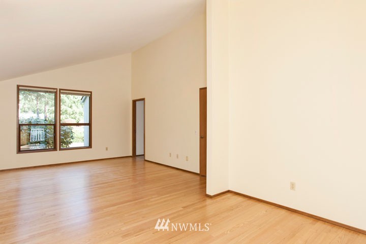 5914 150th Place Southwest Edmonds, WA 98026 - Photo 10 of 25 Gallery Image 10