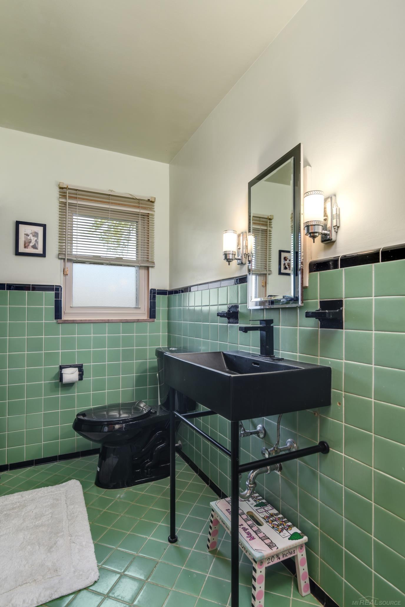 1177 Cadieux Road Grosse Pointe, MI 48230 - Photo 19 of 36 50108815-18.JPG