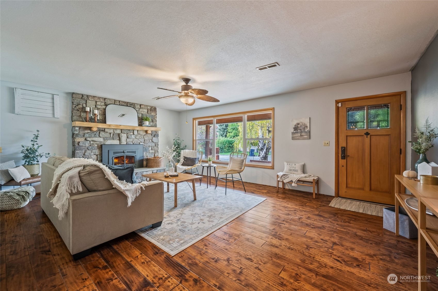 8251 Riverview Road Peshastin, WA 98847 - Photo 8 of 19 a living room with furniture and a fireplace
