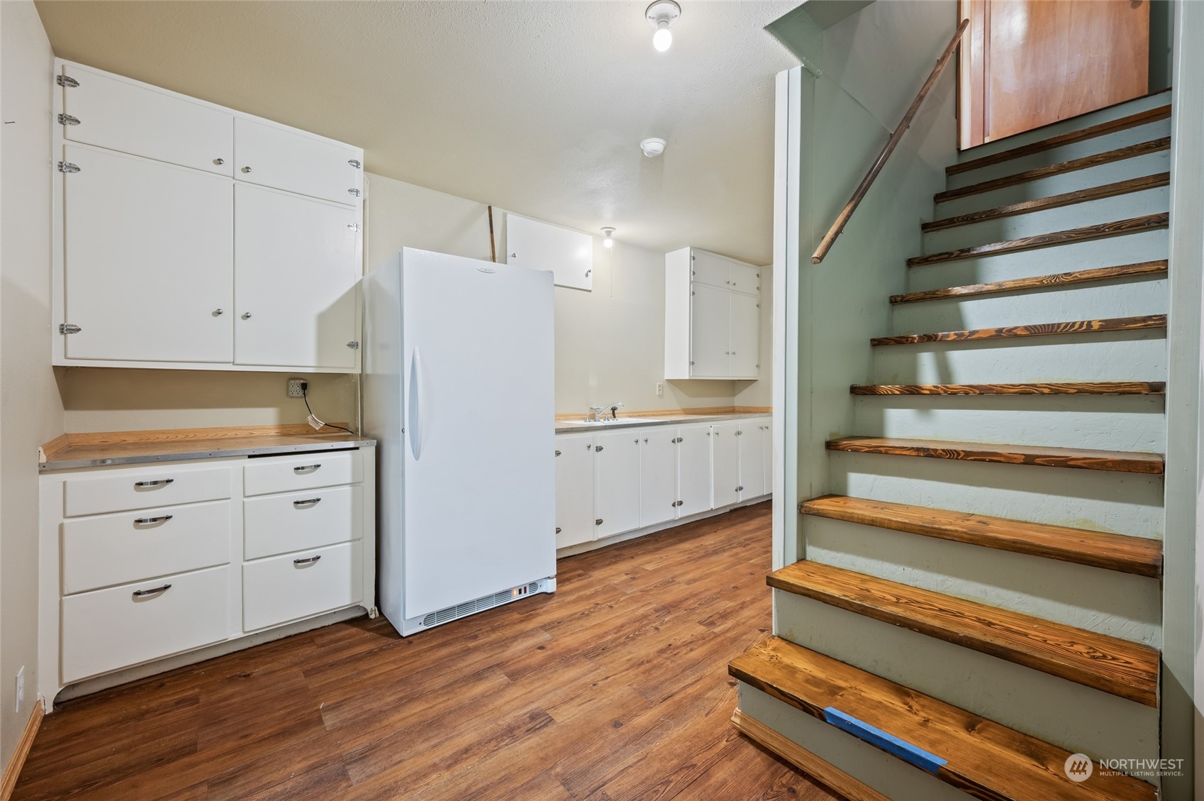 8251 Riverview Road Peshastin, WA 98847 - Photo 9 of 19 a view of kitchen with wooden floor and electronic appliances