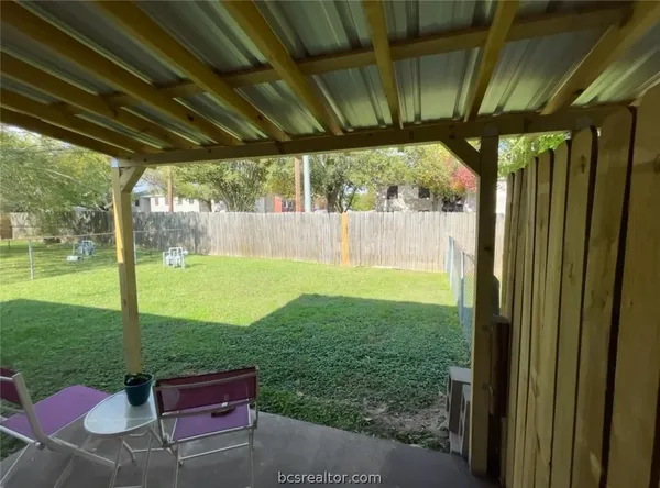 a view of yard with green space