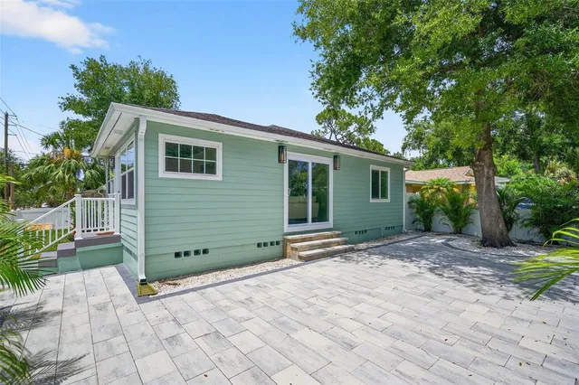 a view of a house with a backyard