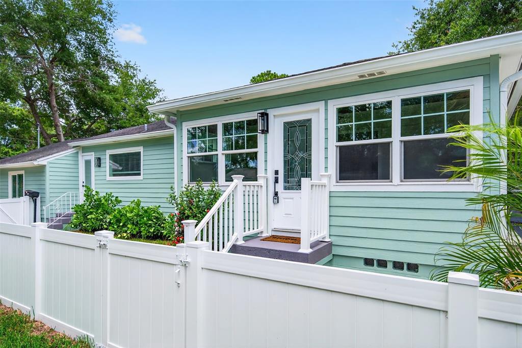 1846 3rd Street South St. Petersburg, FL 33705 - Photo 7 of 40 a house view with a outdoor space