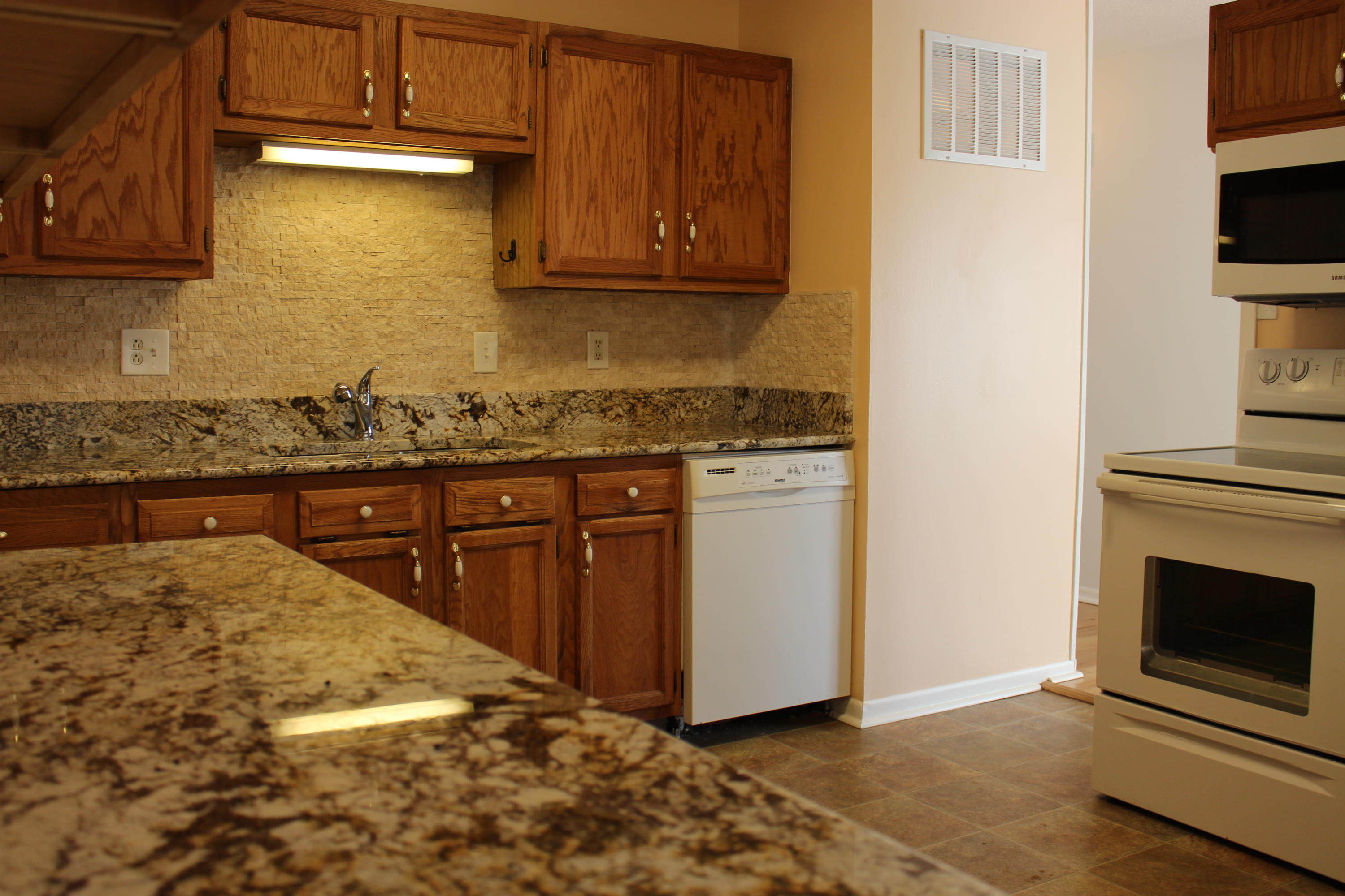 4205 Royalview Road Knoxville, TN 37921 - Photo 9 of 22 IMG_1371