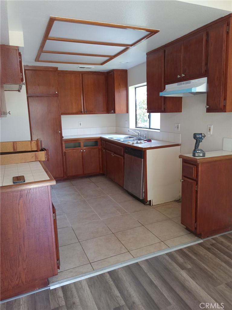 134 Racquet Club Drive Compton, CA 90220 - Photo 4 of 9 Kitchen