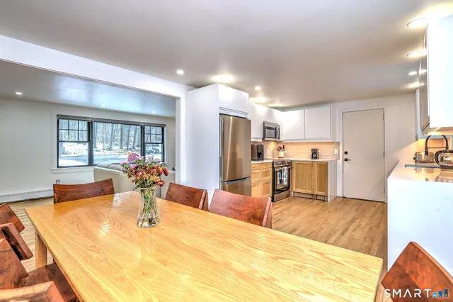 $485,000 | 10 Woodcliff Drive, Simsbury, CT 06070