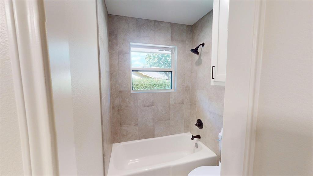1110 Mill Run Road Athens, TX 75751 - Photo 14 of 24 a bathroom with a white bath tub