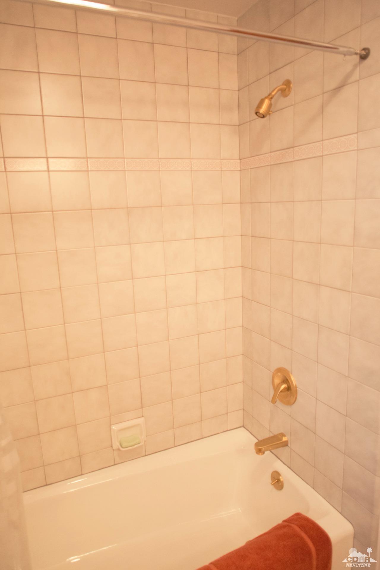 25037 Cougar Road Idyllwild, CA 92549 - Photo 25 of 73 a bathroom with a bathtub