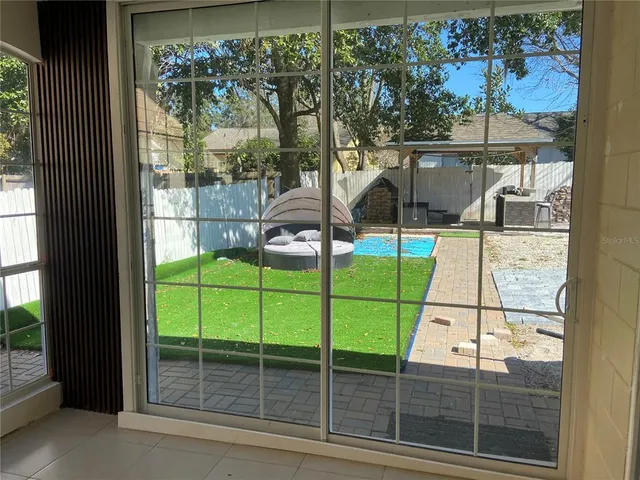 a view of a house with backyard