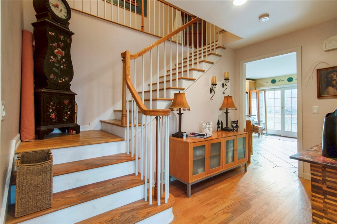 40 Rockridge Road Westerly, RI 02891 - Photo 6 of 33 FRONT HALL