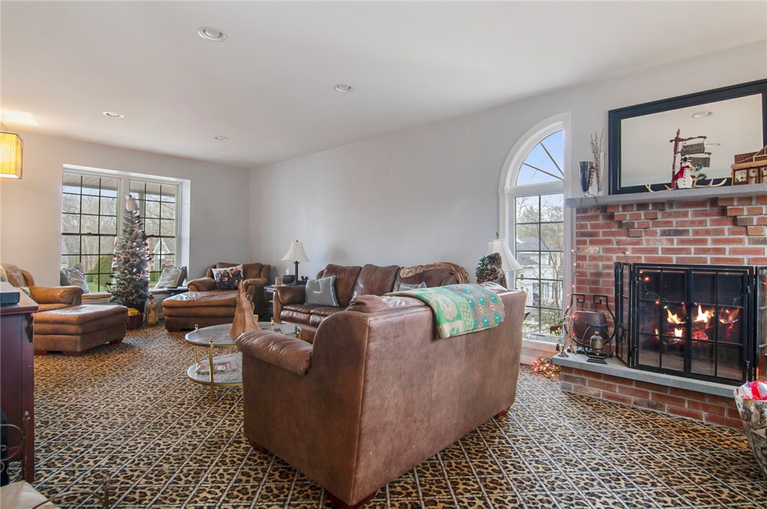 40 Rockridge Road Westerly, RI 02891 - Photo 10 of 33 Living Room