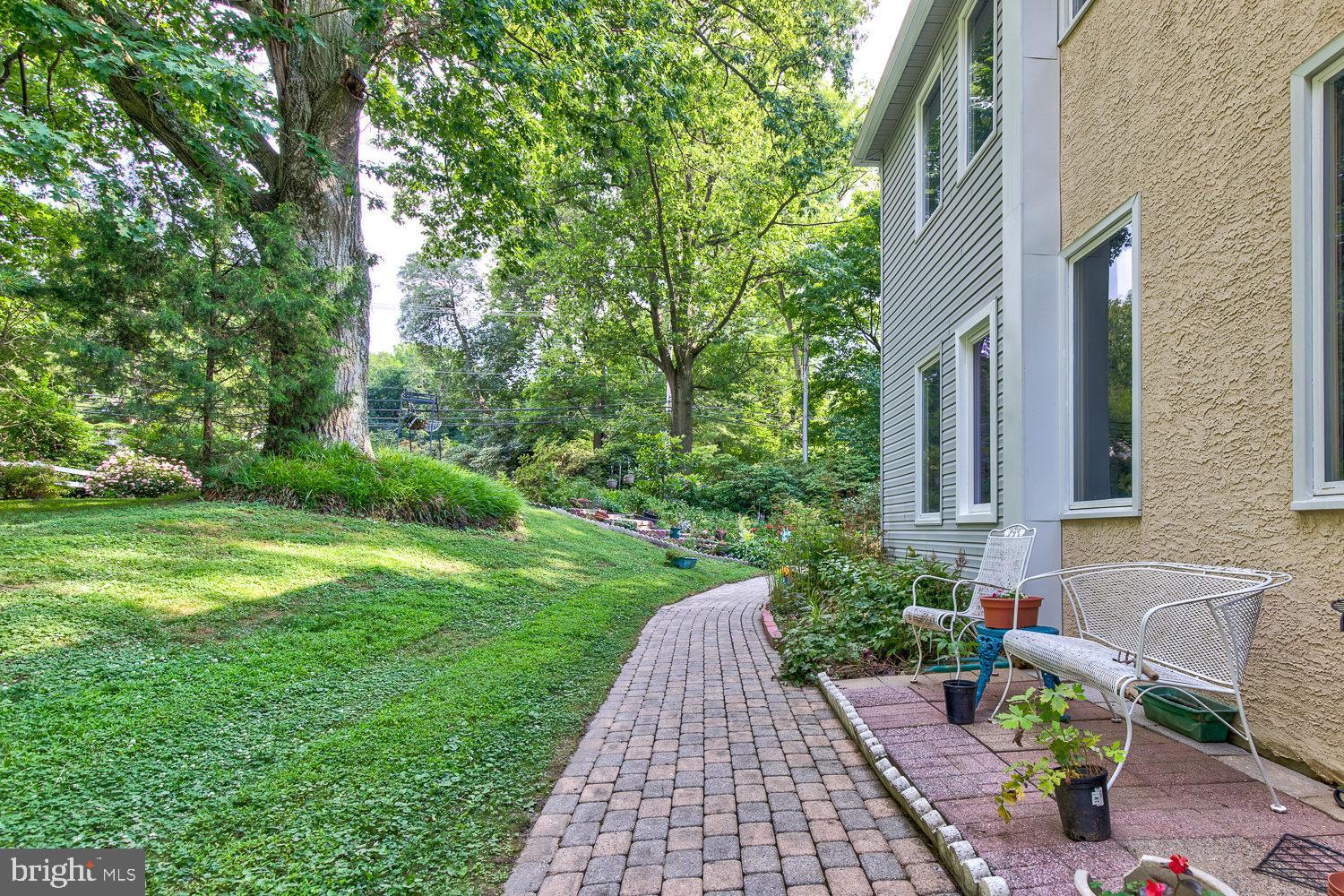 411 Plush Mill Road Wallingford, PA 19086 - Photo 4 of 27 Open, airy 2 story Foyer