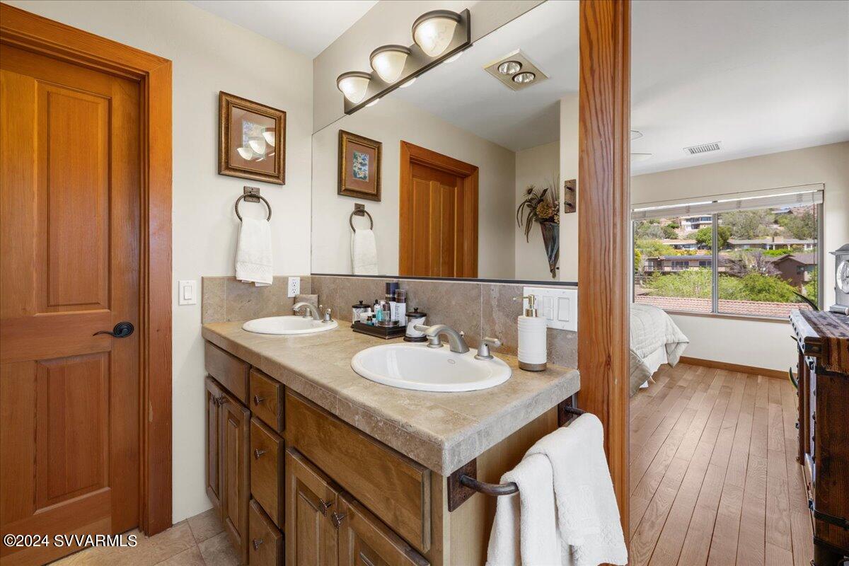 520 Jordan Road, Unit 9 Sedona, AZ 86336 - Photo 16 of 32 Primary Suite Bathroom