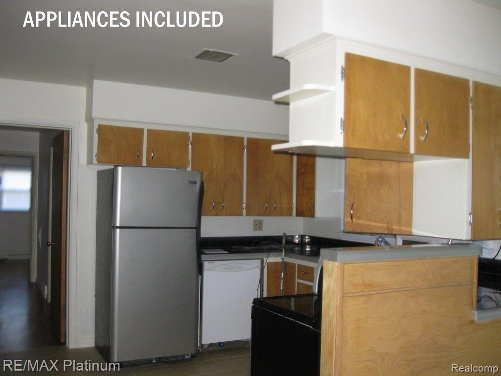 2610 Golf Club Road Howell, MI 48843 - Photo 5 of 13 APPLIANCES INCLUDED.jpg