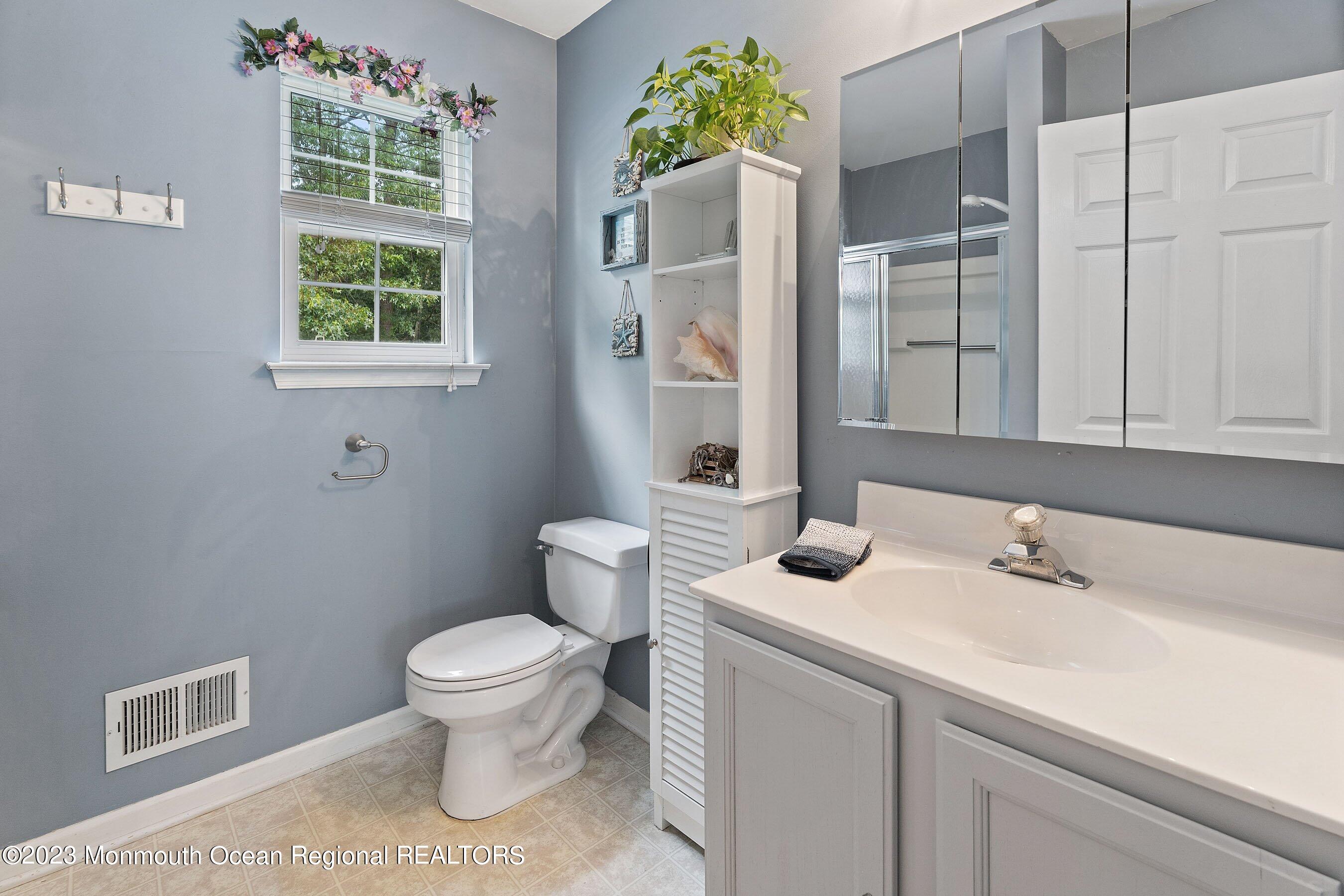 275 Sextant Road Manahawkin, NJ 08050 - Photo 21 of 33 275 Sextant Primary Bath