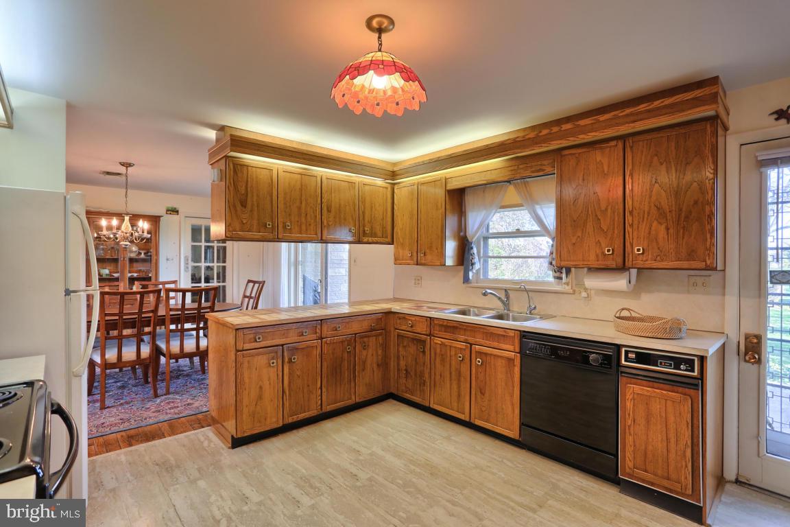 208 North Zinns Mill Road Lebanon, PA 17042 - Photo 2 of 31 Gallery Image 2