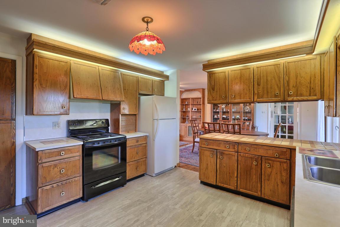 208 North Zinns Mill Road Lebanon, PA 17042 - Photo 6 of 31 Gallery Image 6