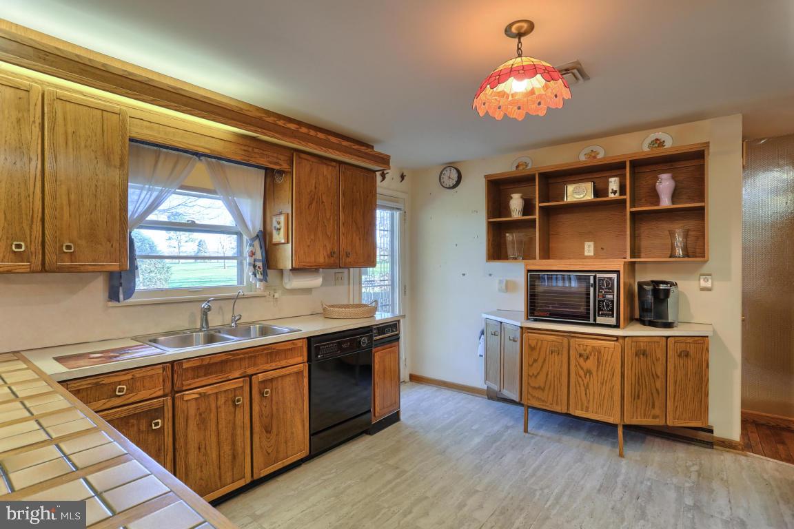 208 North Zinns Mill Road Lebanon, PA 17042 - Photo 9 of 31 Gallery Image 9
