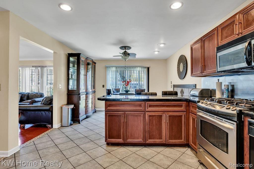 27653 Riviera Street Harrison Township, MI 48045 - Photo 9 of 24 GO0A1624.jpg