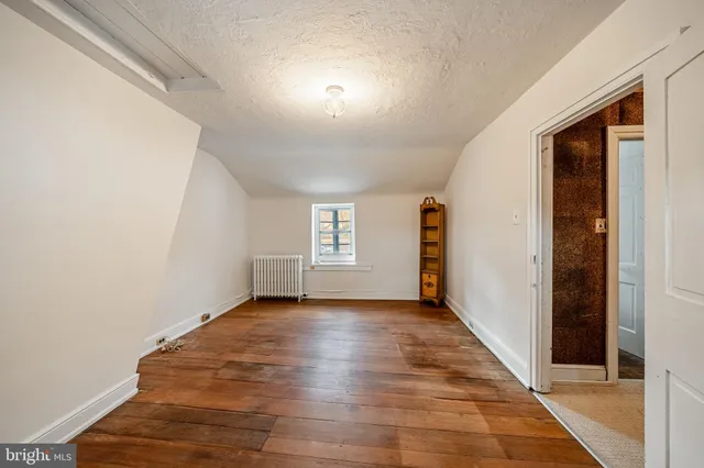 a view of residential houses with outdoor space