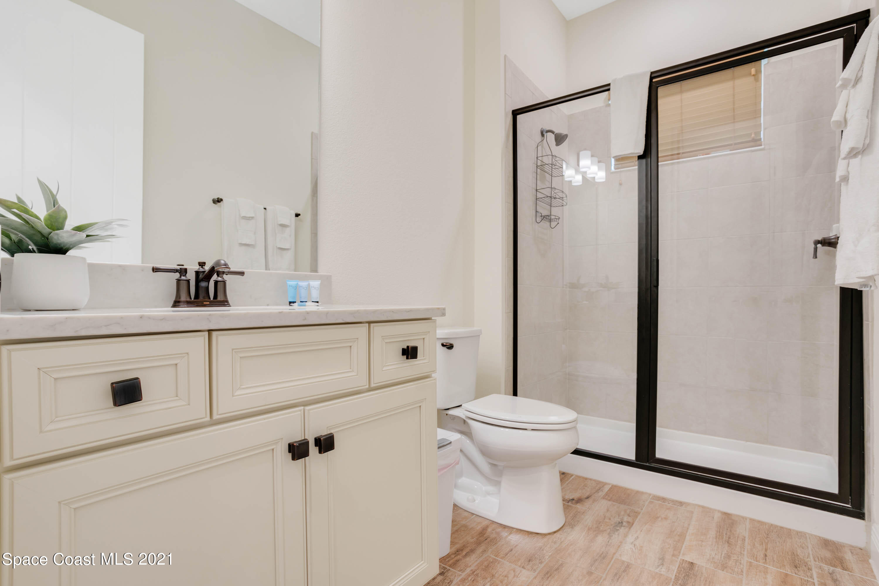 3070 Key Lime Loop Kissimmee, FL 34747 - Photo 13 of 35 Owner's Suite Bathroom