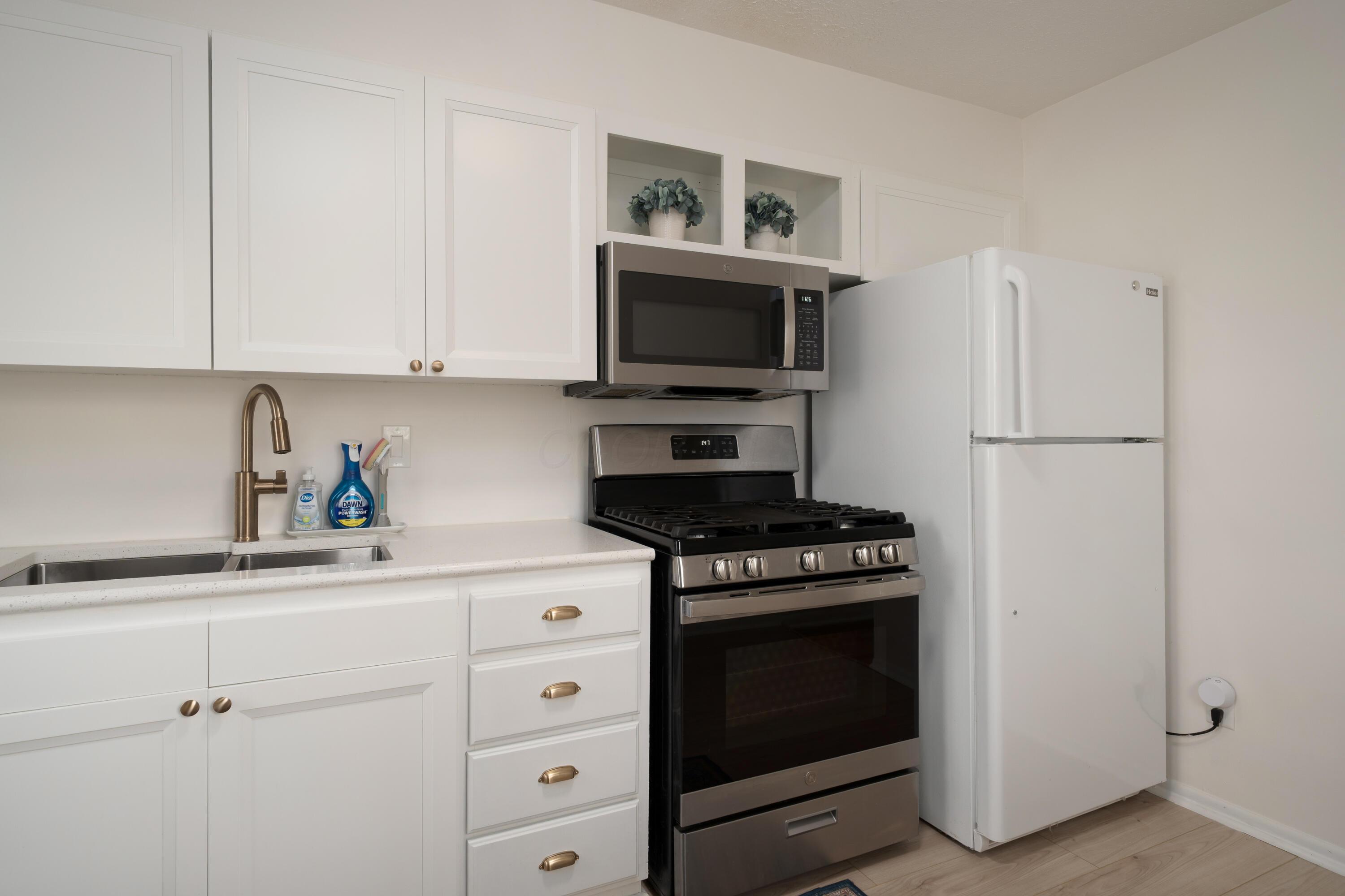 114 Chase Road Columbus, OH 43214 - Photo 9 of 35 Kitchen with Gas Range