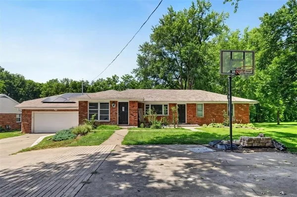 $310,000 | 416 Highway 169, Smithville, MO 64089