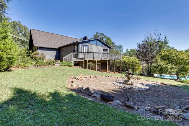 a view of a house with backyard and garden