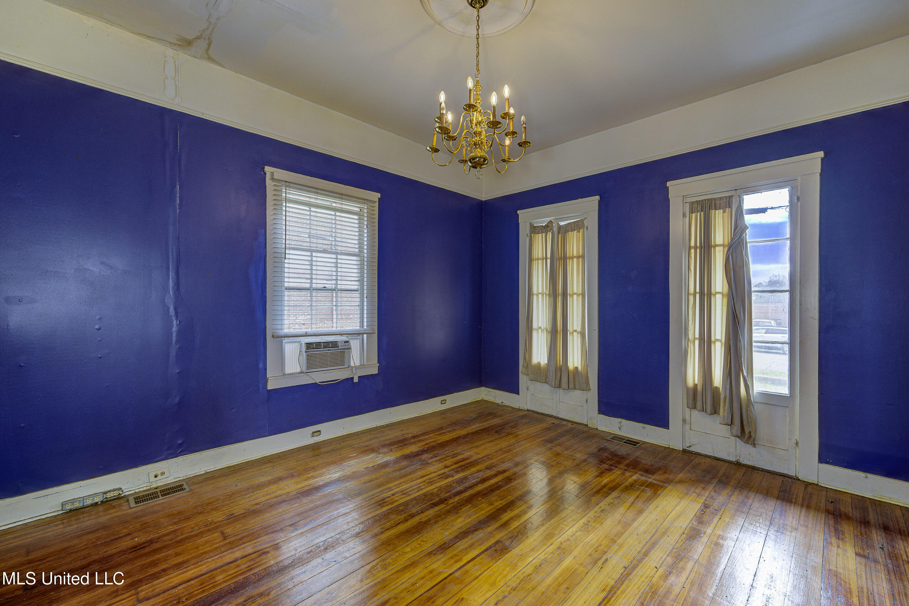 1115 Grove Street Vicksburg, MS 39183 - Photo 11 of 36 WVH Right Front Room 1 - Copy