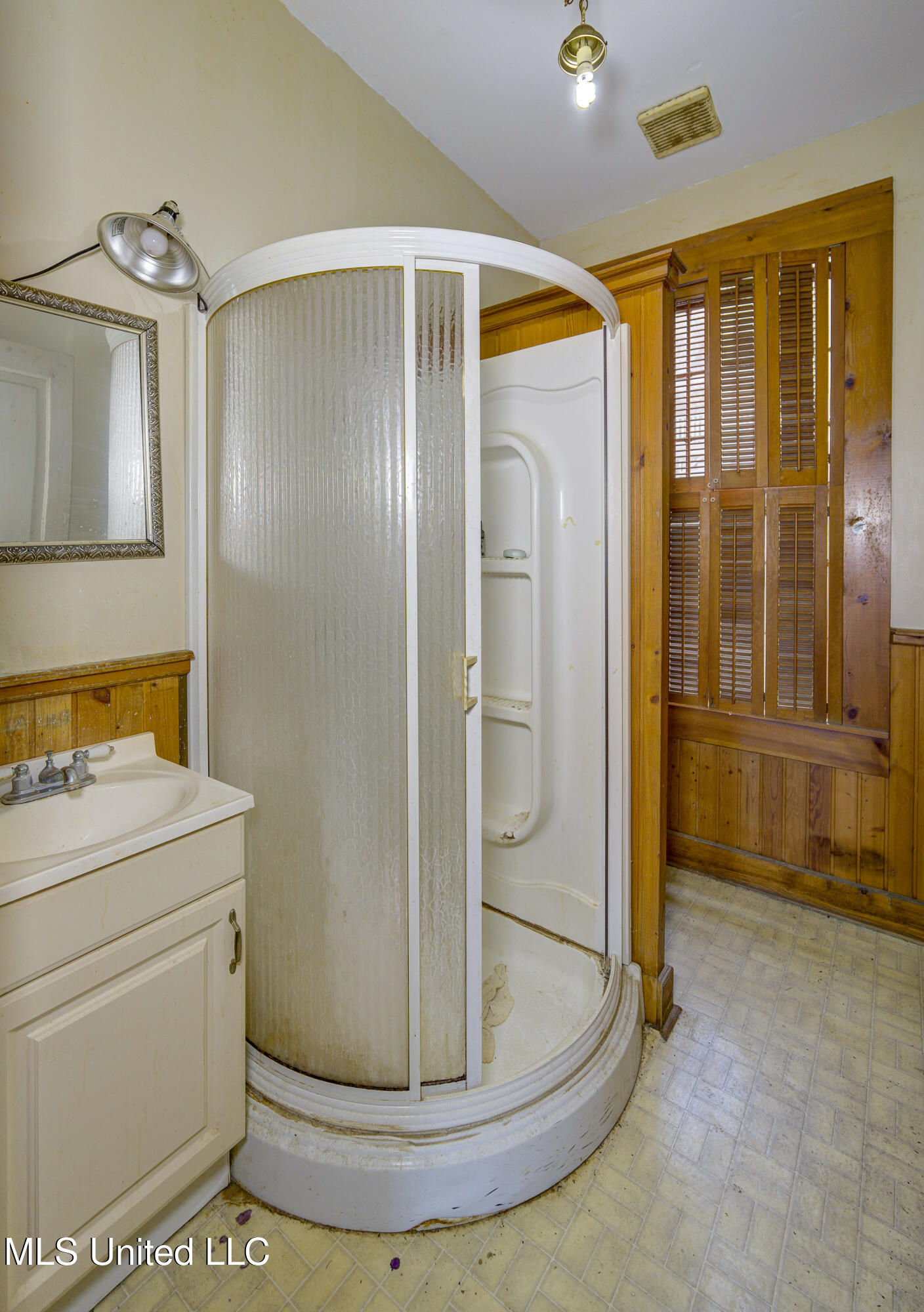 1115 Grove Street Vicksburg, MS 39183 - Photo 19 of 36 WVH First Bathroom - Copy