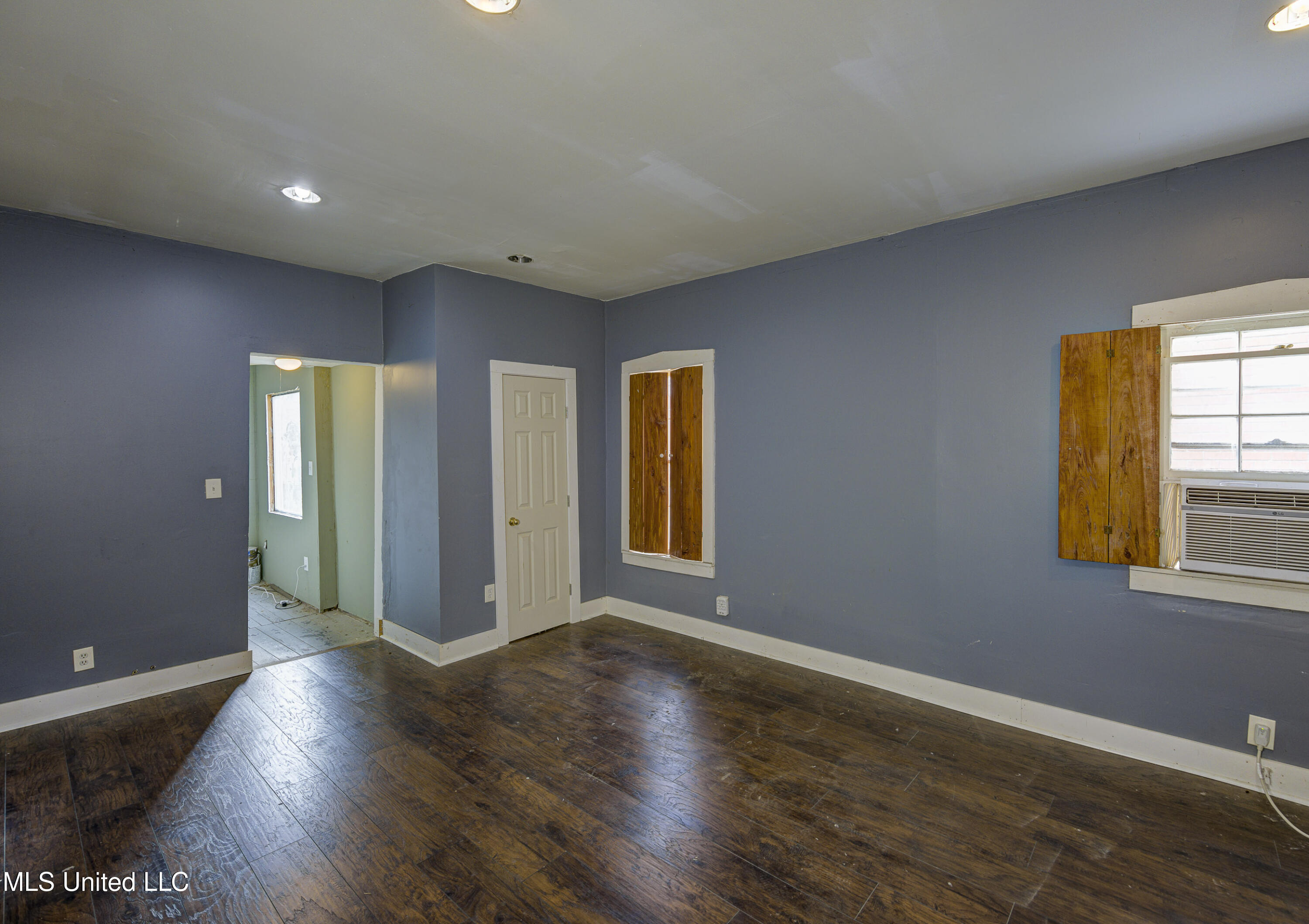 1115 Grove Street Vicksburg, MS 39183 - Photo 23 of 36 WVH Left Rear Bedroom 2 - Copy (2)