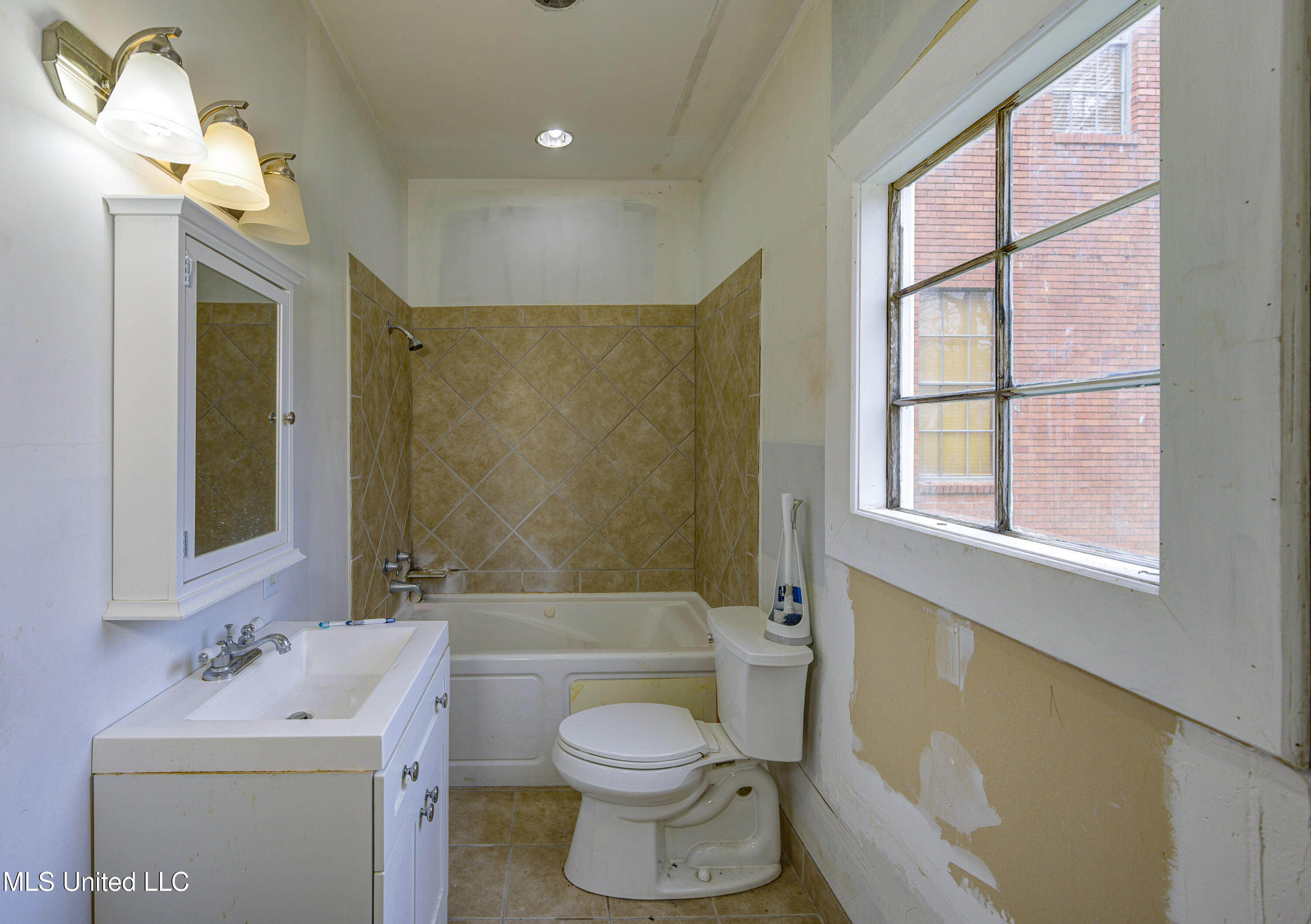 1115 Grove Street Vicksburg, MS 39183 - Photo 24 of 36 WVH Left Rear Bathroom 1 - Copy - Copy -