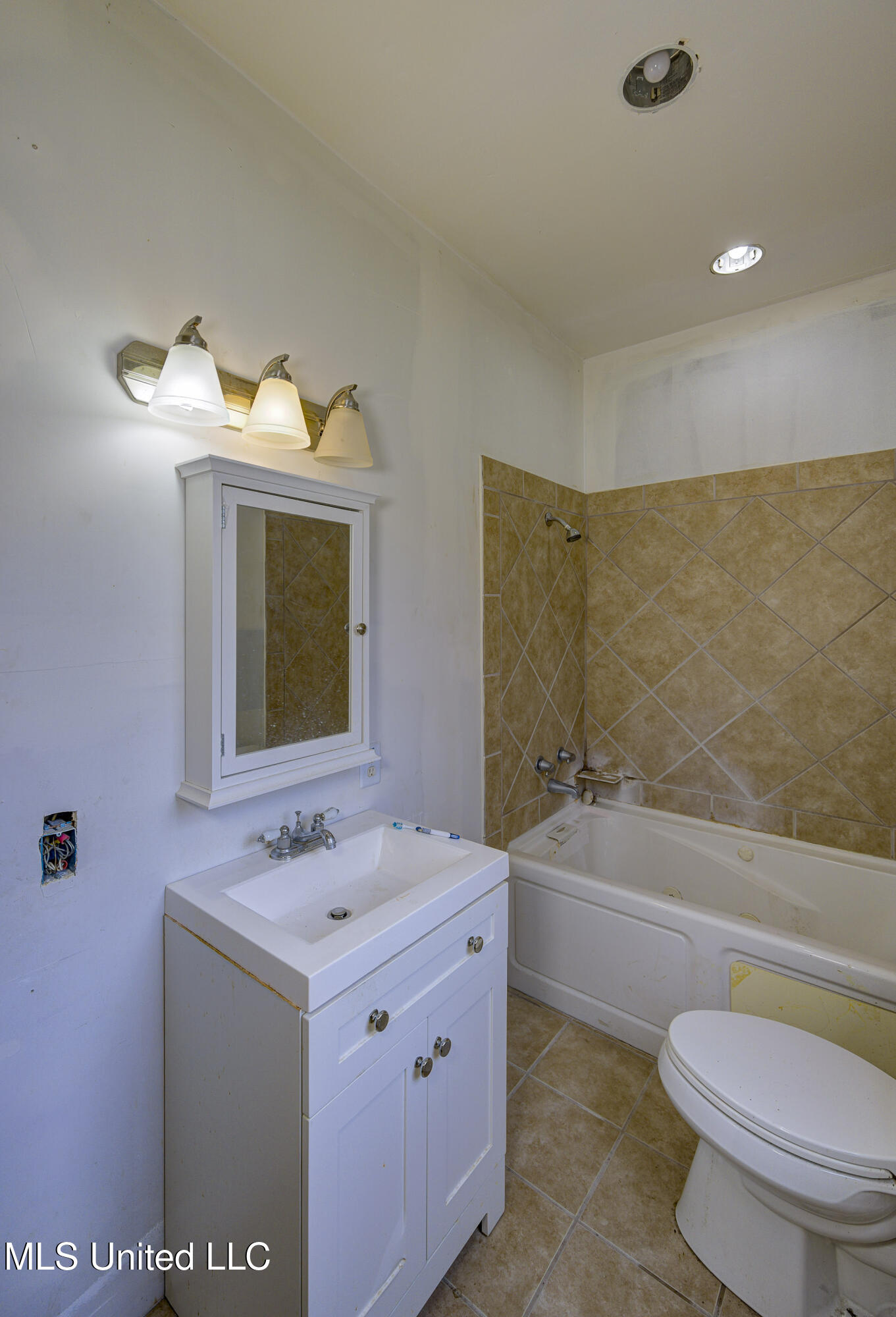 1115 Grove Street Vicksburg, MS 39183 - Photo 25 of 36 WVH Left Rear Bathroom 2 - Copy - Copy -