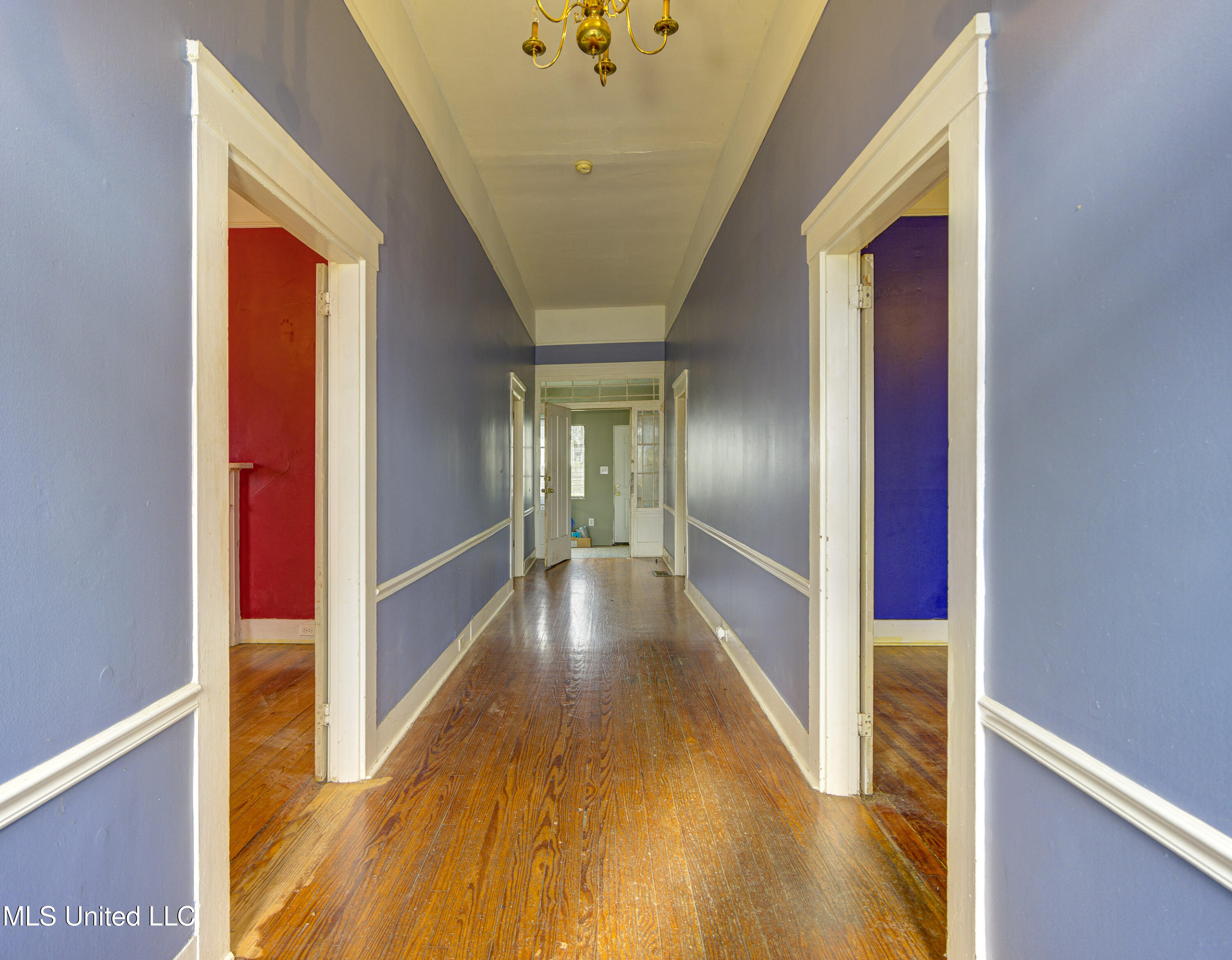 1115 Grove Street Vicksburg, MS 39183 - Photo 6 of 36 WVH Front Hallway 1 - Copy