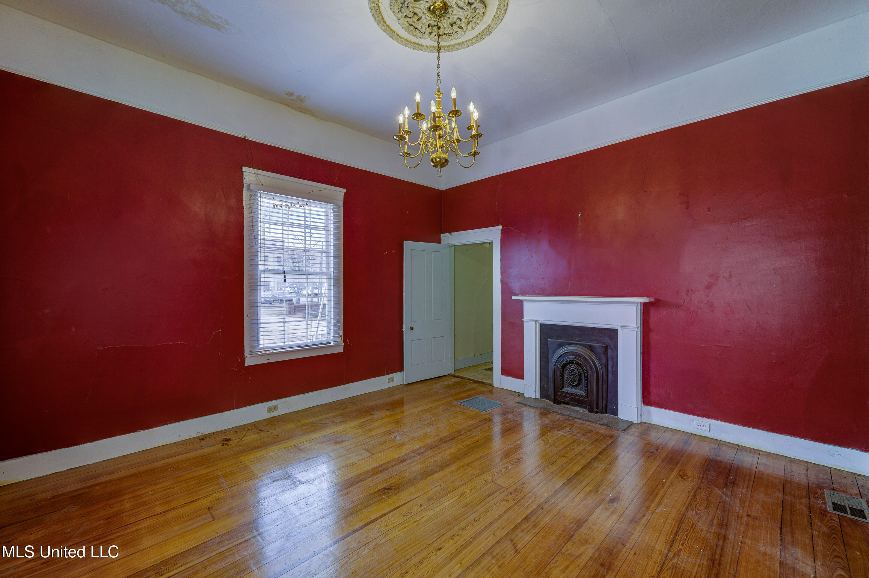 1115 Grove Street Vicksburg, MS 39183 - Photo 8 of 36 WVH Left Front Room 3