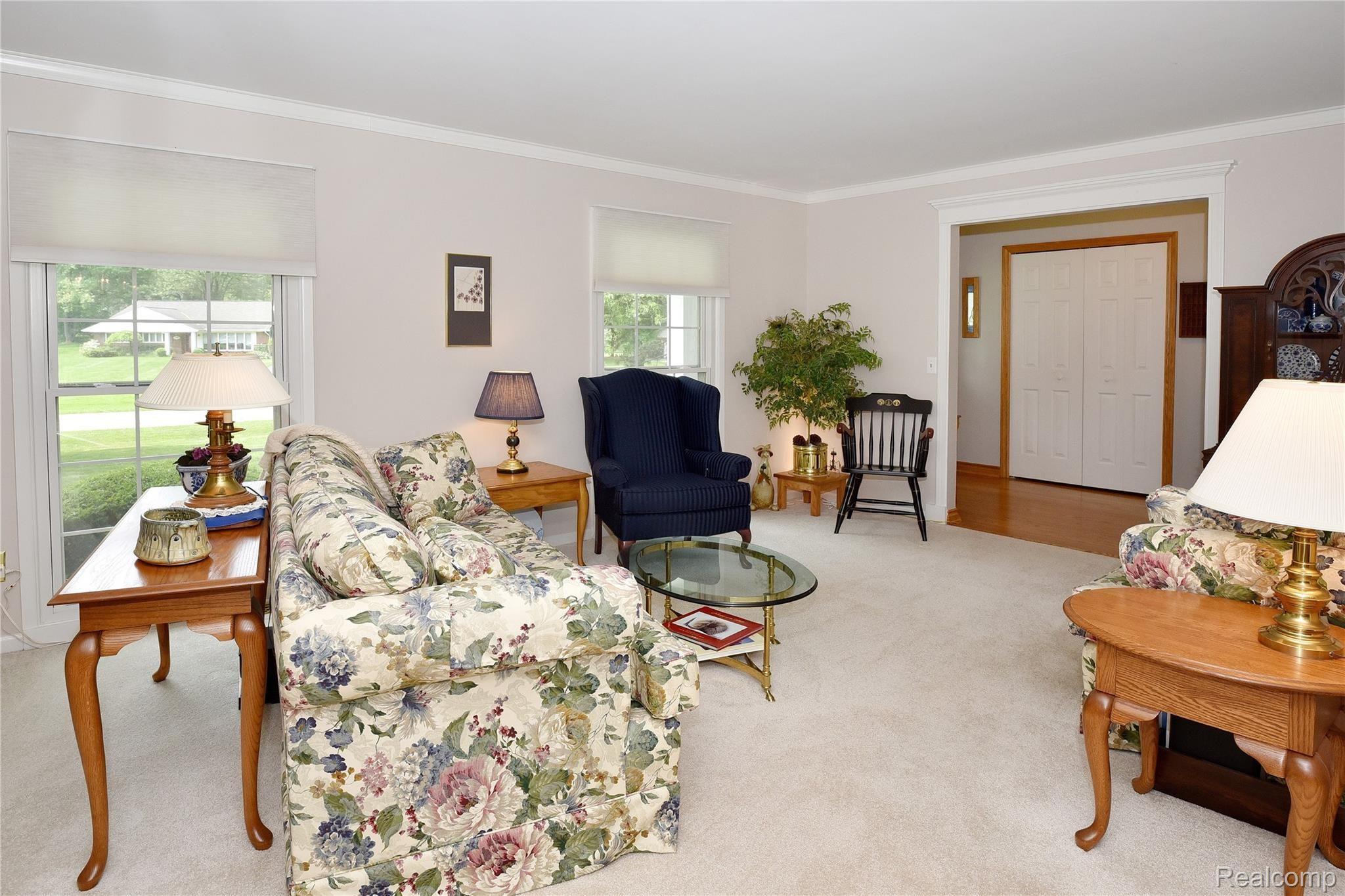 2962 Mohawk Lane Rochester, MI 48306 - Photo 9 of 28 Large Living Room