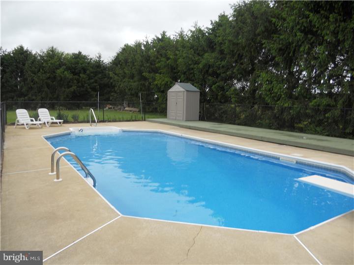 587 Lincoln Road Pilesgrove, NJ 08098 - Photo 5 of 24 Pool
