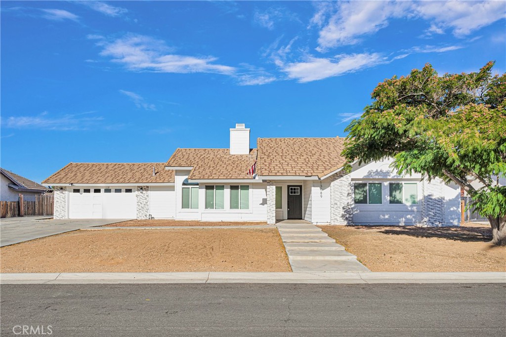 13489 Havasu Road Apple Valley, CA 92308 - Photo 1 of 1 a front view of a house with a yard