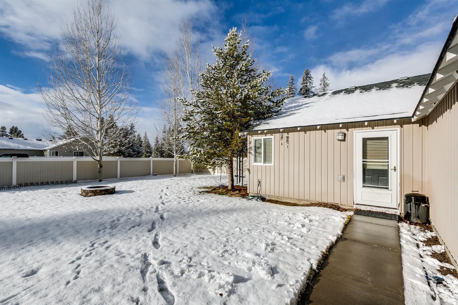 16655 William Foss Road La Pine, OR 97739 - Photo 6 of 24 Back door entry into the kitchen