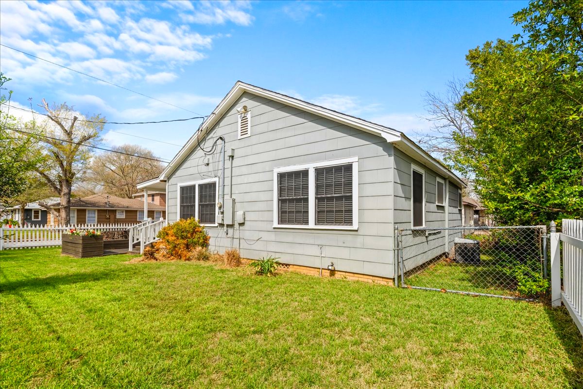 1107 Washington Street Brenham, TX 77833 - Photo 18 of 19 a front view of house with yard and green space